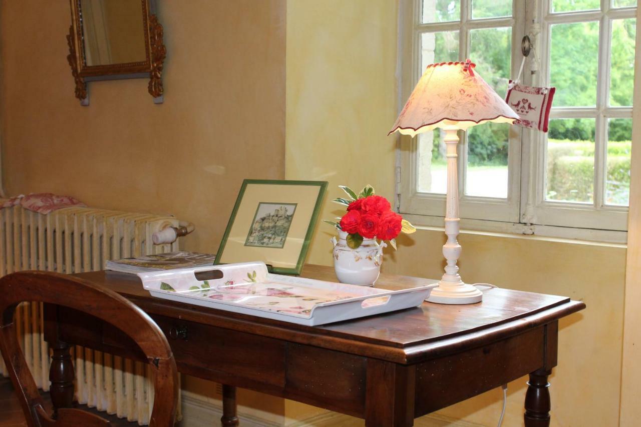 Chateau La Gentilhommiere Du Puits Notre-Dame 30 Rue De L'Eglise 24110 Saint Leon Sur L'Isle エクステリア 写真