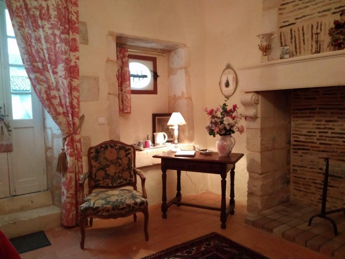 Chateau La Gentilhommiere Du Puits Notre-Dame 30 Rue De L'Eglise 24110 Saint Leon Sur L'Isle エクステリア 写真