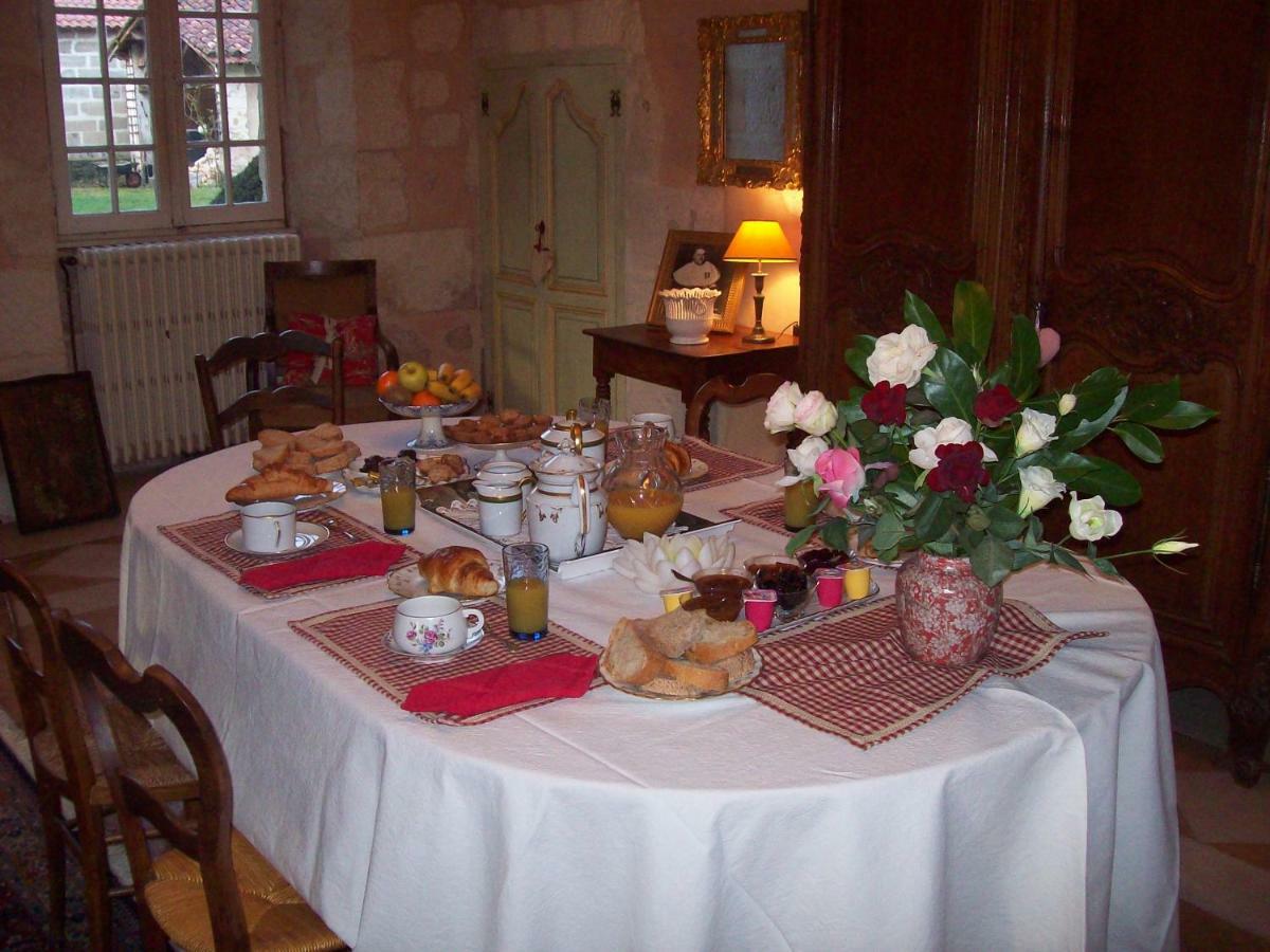 Chateau La Gentilhommiere Du Puits Notre-Dame 30 Rue De L'Eglise 24110 Saint Leon Sur L'Isle エクステリア 写真