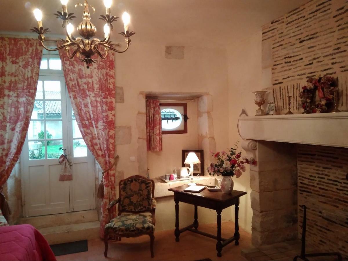 Chateau La Gentilhommiere Du Puits Notre-Dame 30 Rue De L'Eglise 24110 Saint Leon Sur L'Isle エクステリア 写真